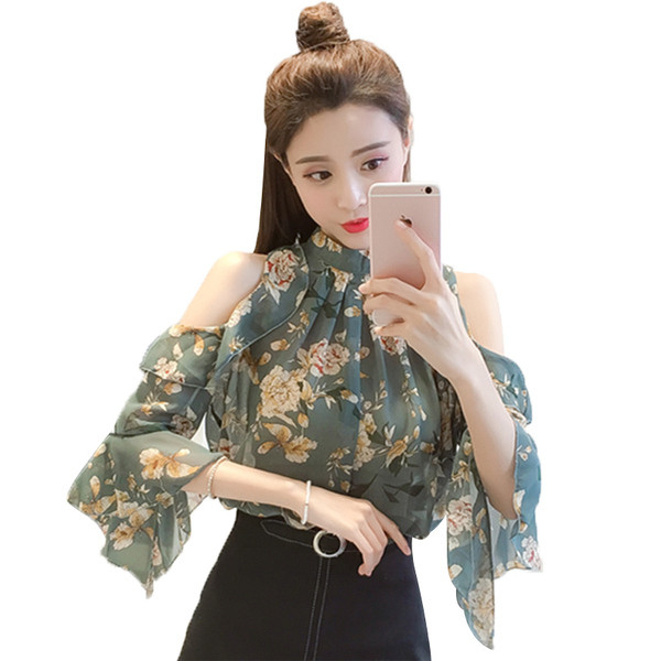 Šiuolaikinė moteriška palaidinė apnuogintais pečiais ir žema apykakle