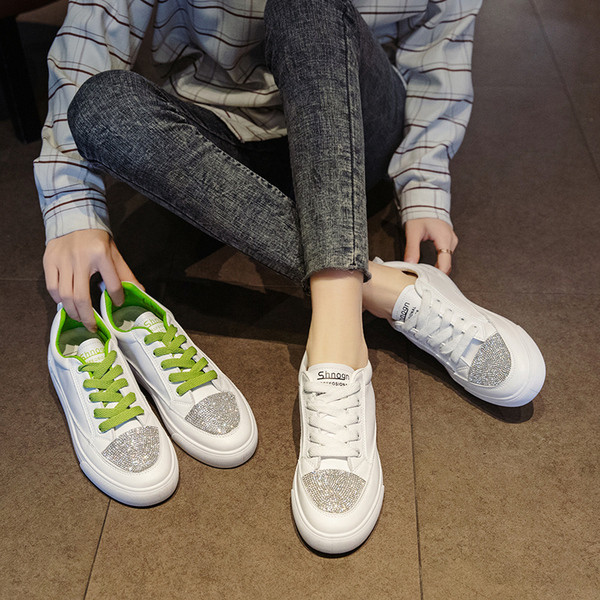 JAUNS sieviešu kedu modelis ar spīdīgu efektu