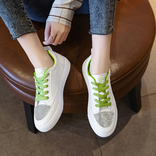 JAUNS sieviešu kedu modelis ar spīdīgu efektu