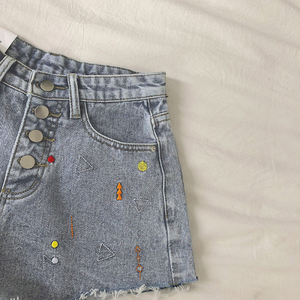 Džinsiniai šortai aukštu juosmeniu, sagos ir siuvinėjimai