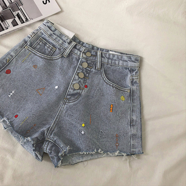 Džinsiniai šortai aukštu juosmeniu, sagos ir siuvinėjimai