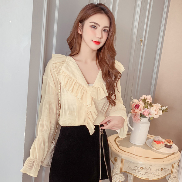 Įprasti moteriški marškiniai su špico iškirpte ir tiulio rankovėmis