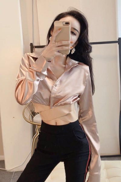 Trumpi moteriški marškiniai su klasikine apykakle ir sagomis