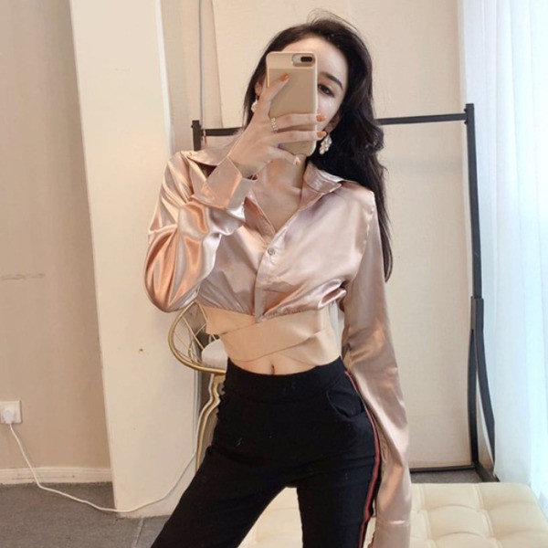 Trumpi moteriški marškiniai su klasikine apykakle ir sagomis