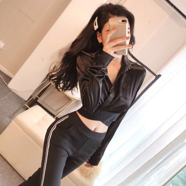 Trumpi moteriški marškiniai su klasikine apykakle ir sagomis