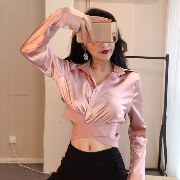 Trumpi moteriški marškiniai su klasikine apykakle ir sagomis