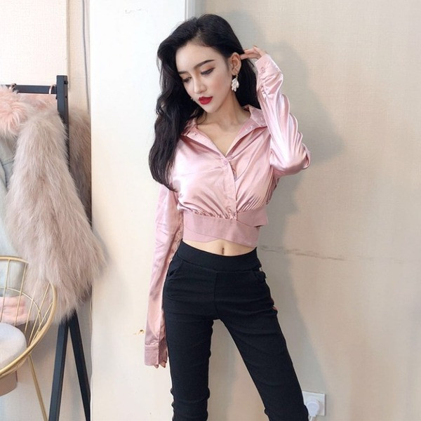 Trumpi moteriški marškiniai su klasikine apykakle ir sagomis