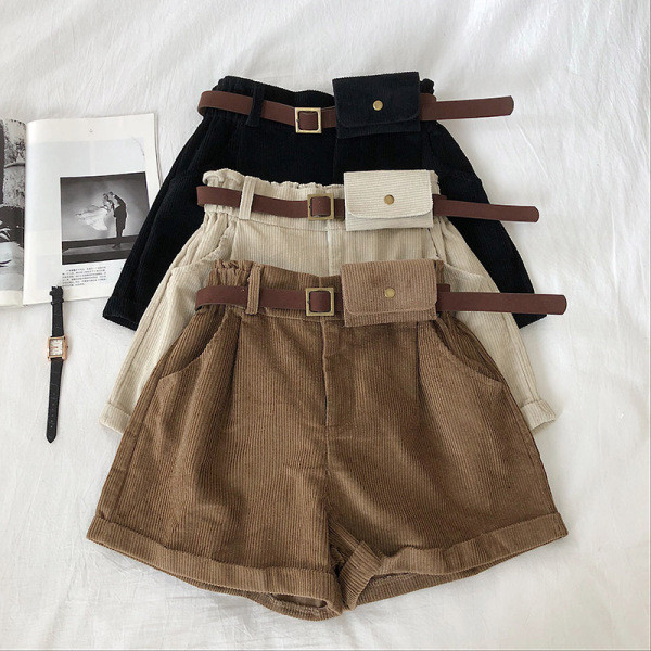 Šiuolaikiniai moteriški šortai plataus modelio iš velveto