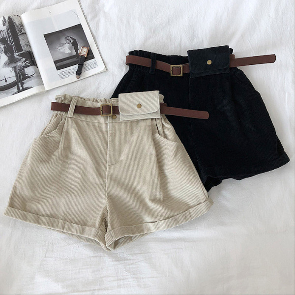 Šiuolaikiniai moteriški šortai plataus modelio iš velveto