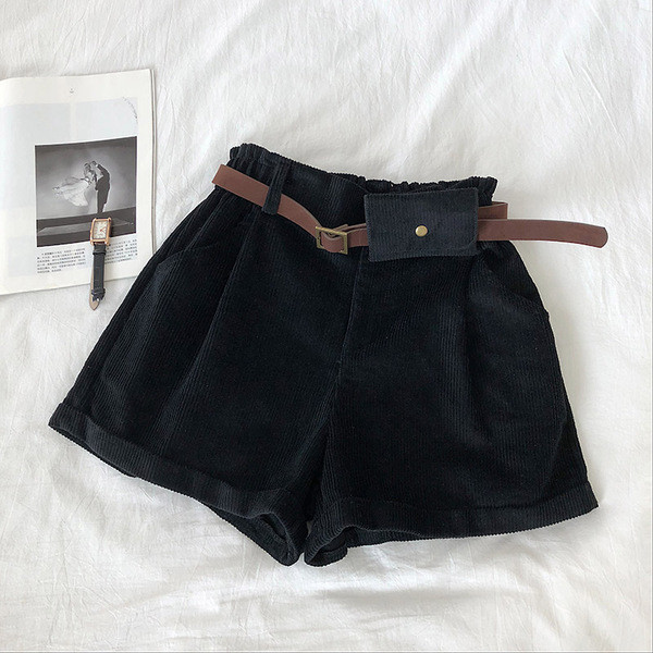 Šiuolaikiniai moteriški šortai plataus modelio iš velveto