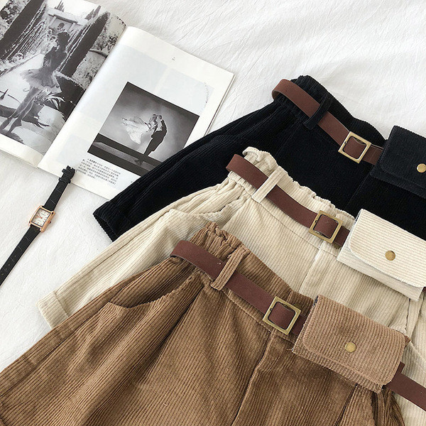 Šiuolaikiniai moteriški šortai plataus modelio iš velveto