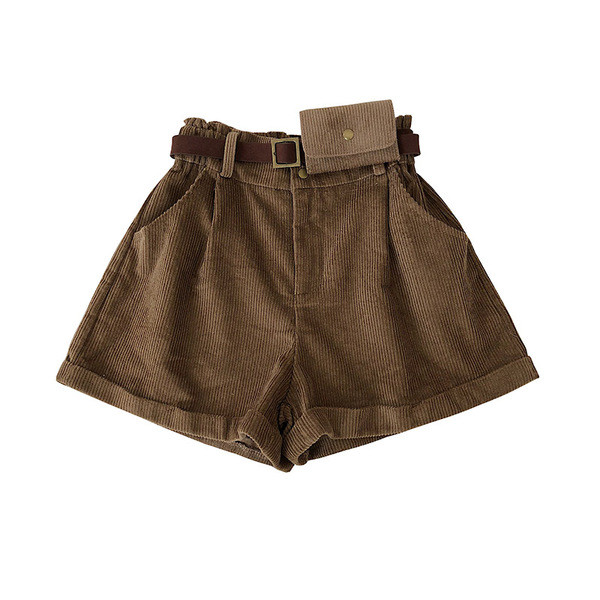 Šiuolaikiniai moteriški šortai plataus modelio iš velveto