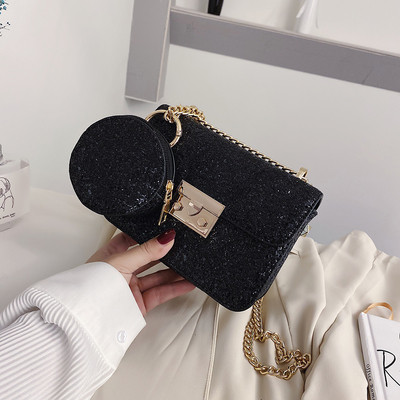 Stilinga rankinė su blizgiomis dalelėmis ir metaliniu užsegimu