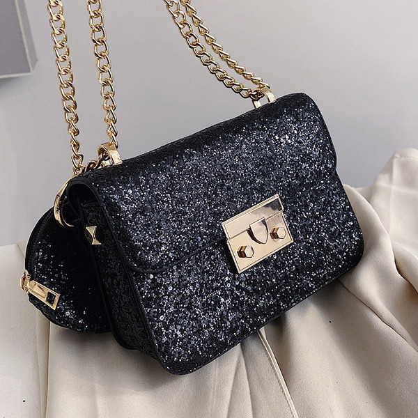 Stilinga rankinė su blizgiomis dalelėmis ir metaliniu užsegimu