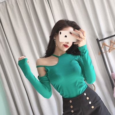 Вталена дамска тениска с изрязани части 