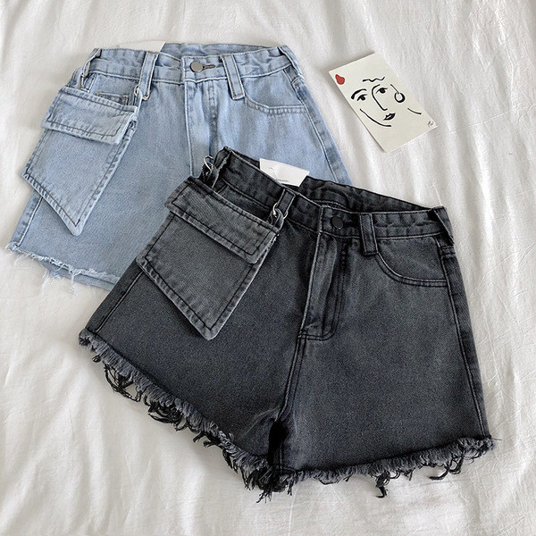 Džinsiniai šortai aukštu juosmeniu ir pakabinama kišene