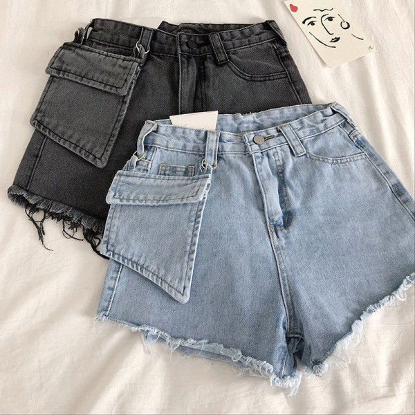 Džinsiniai šortai aukštu juosmeniu ir pakabinama kišene