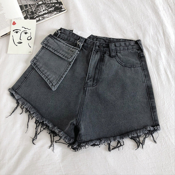 Džinsiniai šortai aukštu juosmeniu ir pakabinama kišene