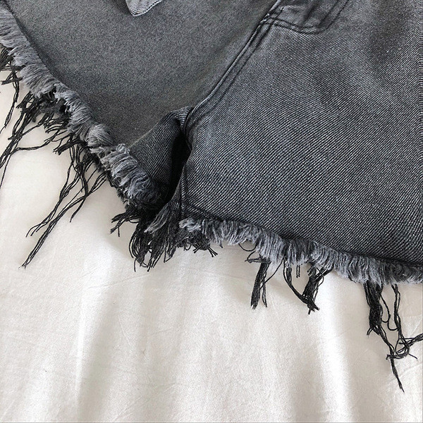 Džinsiniai šortai aukštu juosmeniu ir pakabinama kišene