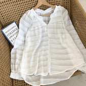 Stilingas moteriškas marškinėlių modelis su ilgomis rankovėmis ir V formos iškirpte