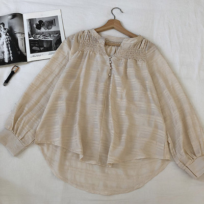 Stilingas moteriškas marškinėlių modelis su ilgomis rankovėmis ir V formos iškirpte