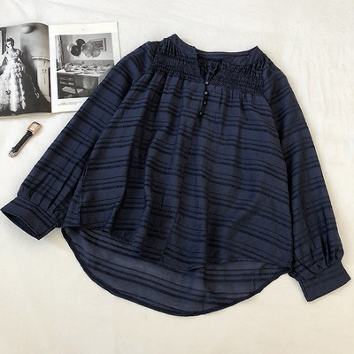 Stilingas moteriškas marškinėlių modelis su ilgomis rankovėmis ir V formos iškirpte