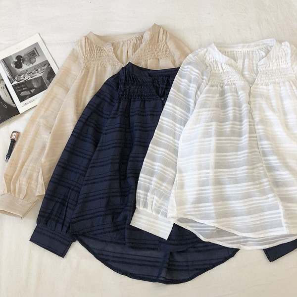 Stilingas moteriškas marškinėlių modelis su ilgomis rankovėmis ir V formos iškirpte