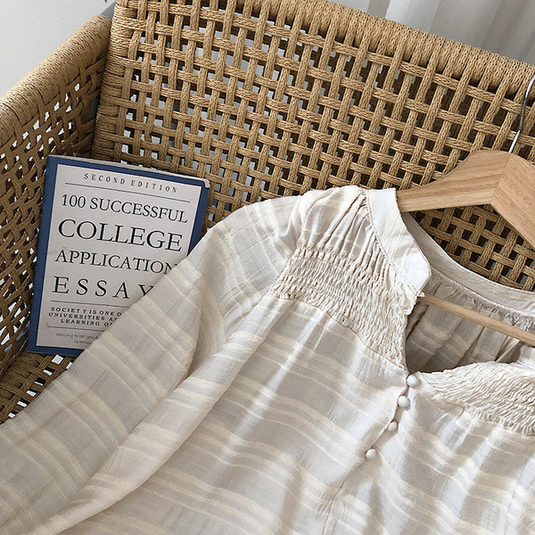 Stilingas moteriškas marškinėlių modelis su ilgomis rankovėmis ir V formos iškirpte