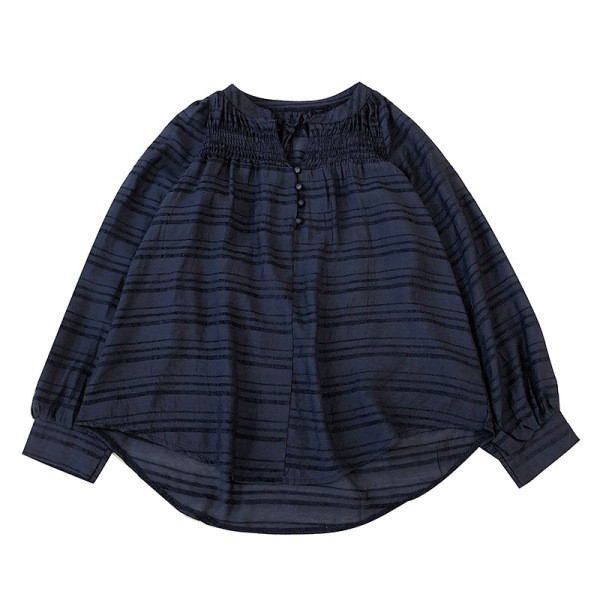 Stilingas moteriškas marškinėlių modelis su ilgomis rankovėmis ir V formos iškirpte