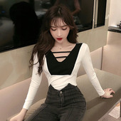 Bluză de damă în două culori, cu decolteu spitz