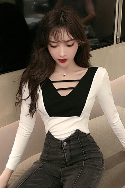 Bluză de damă în două culori, cu decolteu spitz