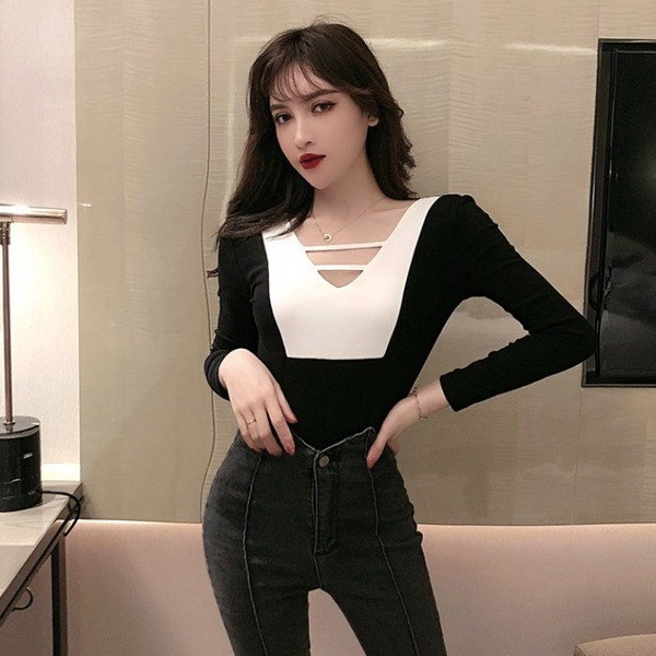 Bluză de damă în două culori, cu decolteu spitz