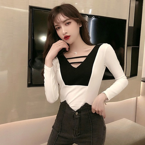 Bluză de damă în două culori, cu decolteu spitz