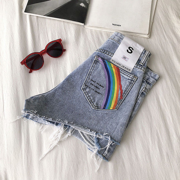 Džinsiniai šortai su aplikacijomis ir užrašu