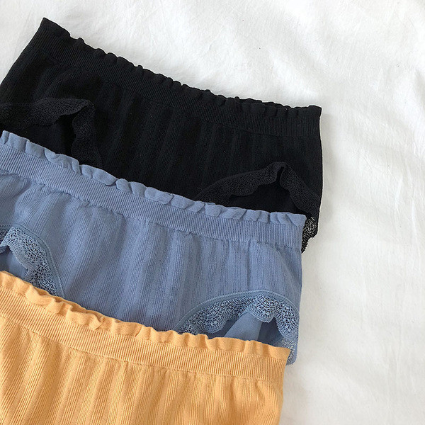 Kasdienis moteriškas apatinių komplektas iš dviejų dalių su dvigubomis petnešėlėmis ir nėriniais