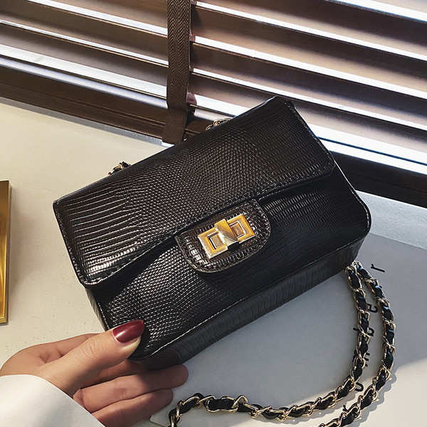 Geanta de dama din piele cu inchizator metalic si lant