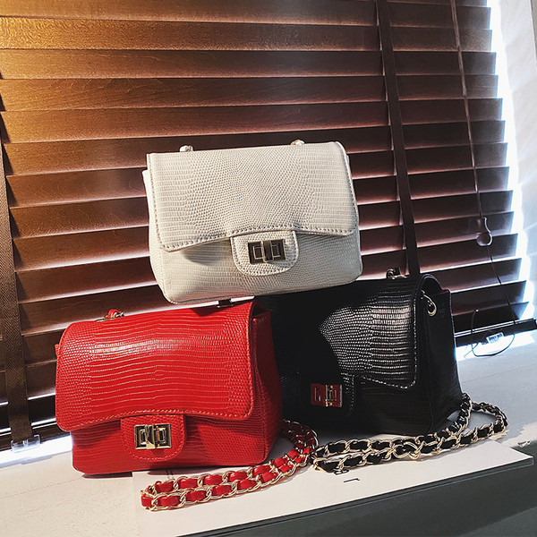 Geanta de dama din piele cu inchizator metalic si lant