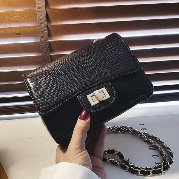 Geanta de dama din piele cu inchizator metalic si lant