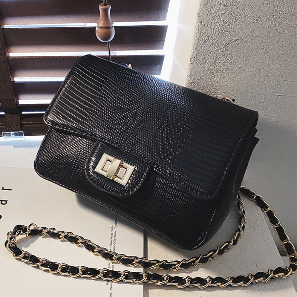 Geanta de dama din piele cu inchizator metalic si lant