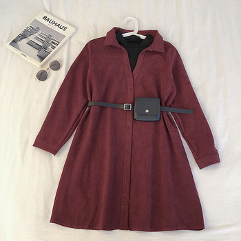 Laisva moteriška suknelė su klasikine apykakle, sagomis ir diržu