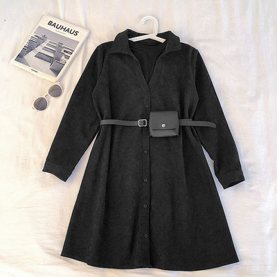 Laisva moteriška suknelė su klasikine apykakle, sagomis ir diržu