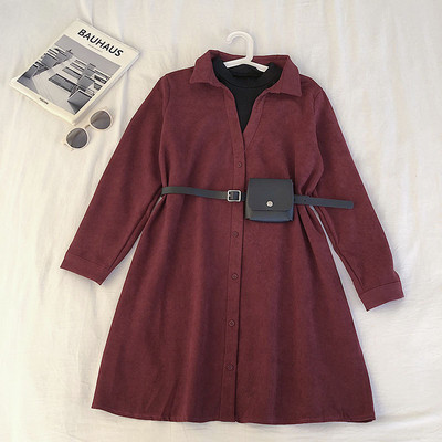 Laisva moteriška suknelė su klasikine apykakle, sagomis ir diržu