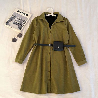 Laisva moteriška suknelė su klasikine apykakle, sagomis ir diržu