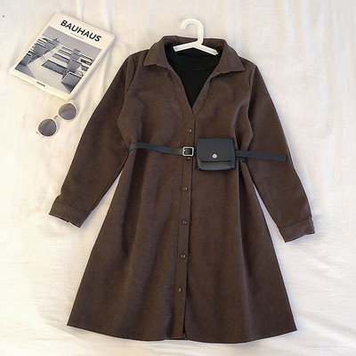 Laisva moteriška suknelė su klasikine apykakle, sagomis ir diržu