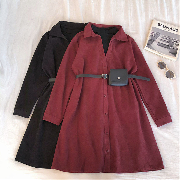 Laisva moteriška suknelė su klasikine apykakle, sagomis ir diržu