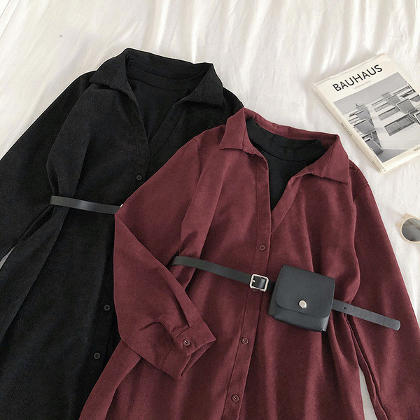 Laisva moteriška suknelė su klasikine apykakle, sagomis ir diržu