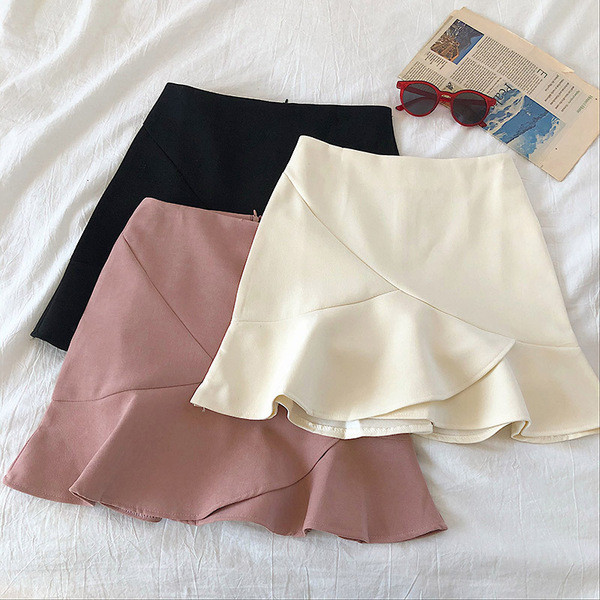 Moteriškas trumpo kirpimo sijonas aukštu juosmeniu