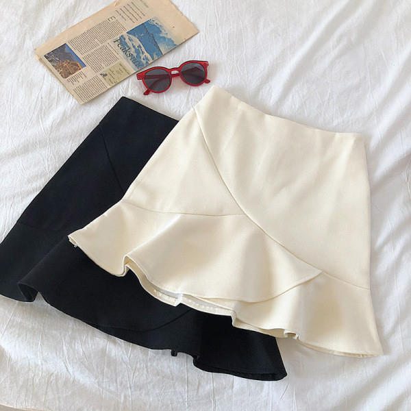 Moteriškas trumpo kirpimo sijonas aukštu juosmeniu