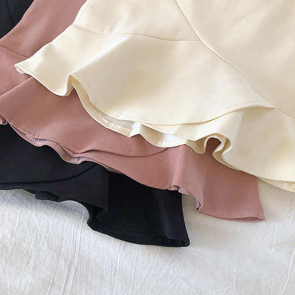 Moteriškas trumpo kirpimo sijonas aukštu juosmeniu