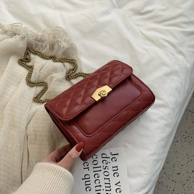 Moderni moteriška rankinė iš eko odos su ilga metaline grandinėle